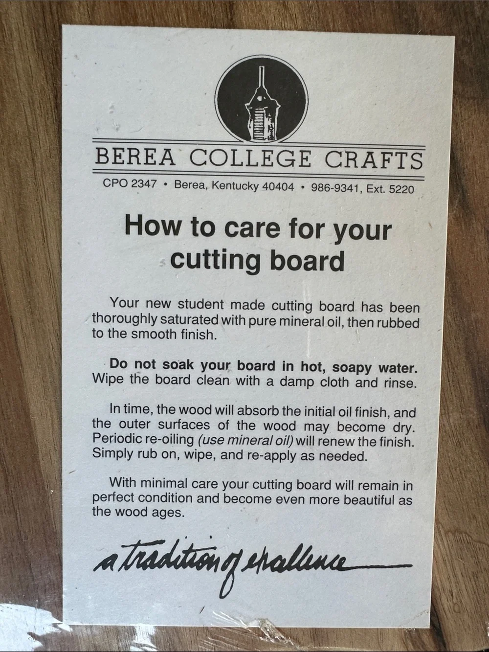Berea College Crafts Apple Shaped Wood Cutting Board Handmade Kentucky NWT - Picture 2 of 3